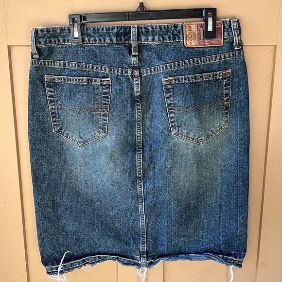 L.e.i Vintage Y2K Denim Skirt. Released Hem. Dark Wash. Distressed. Sz 13 - Picture 5 of 8